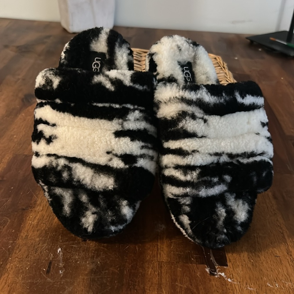 UGG Warm and Comfy  Kids Fluff Marble Slippers in Black and White.. Size: 2
